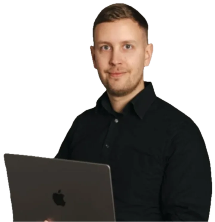 Fabian Geenen mit einem Laptop in der Hand, lächelnd.